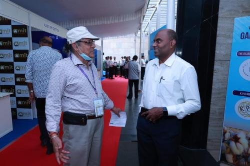 CEO-interacts-with-LMW-Manager