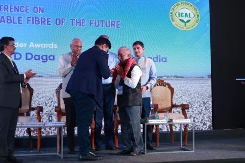 Shri-Gopal-Bhurodia-was-honoured-with-Business-Leader-Award-Presenting-a-shawl-by-Chairman-SIMA