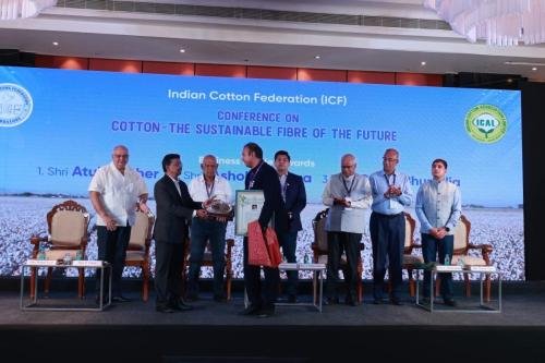 Shri-Hiren-Daga-received-momento-on-behalf-of-his-father