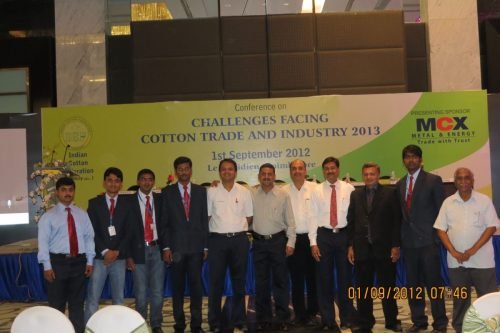 a-group-photo-with-students-before-the-conference904